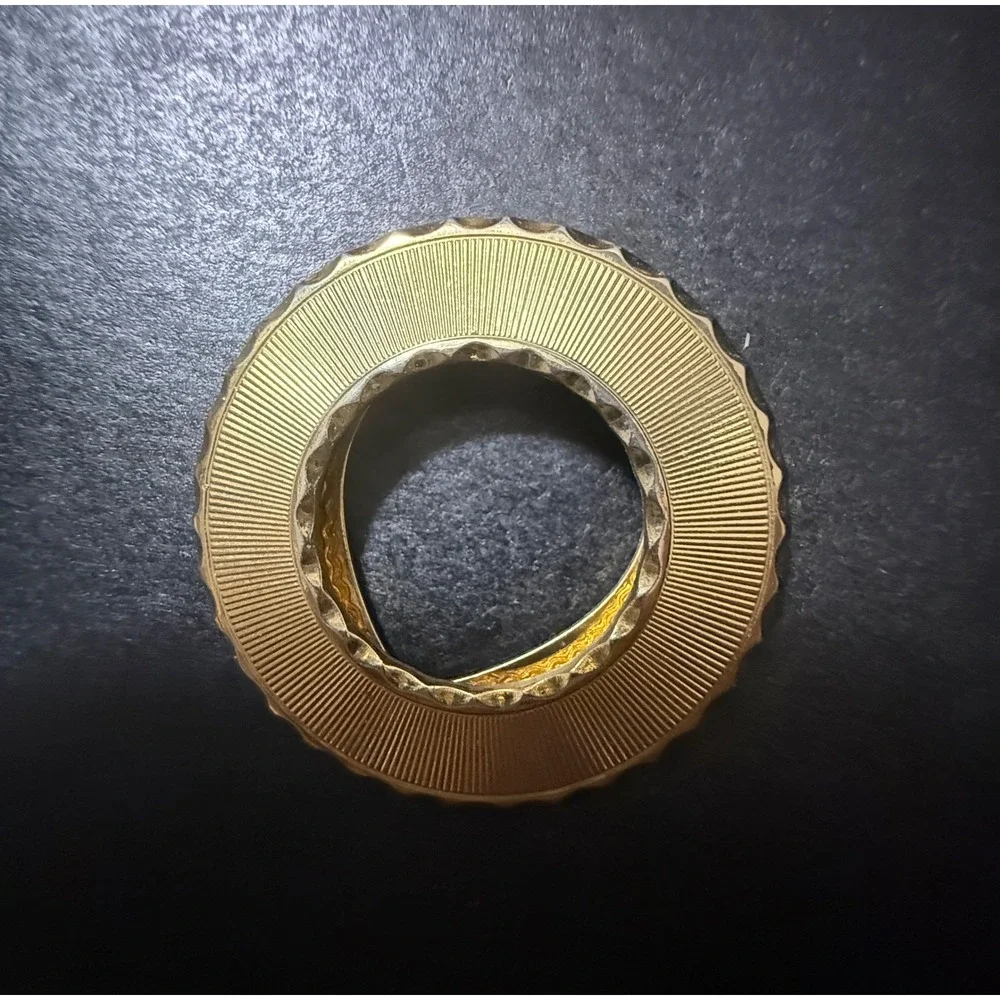 Round‎ Gold Tone Textured Brooch Pin Scarf Bag Hat Accessory